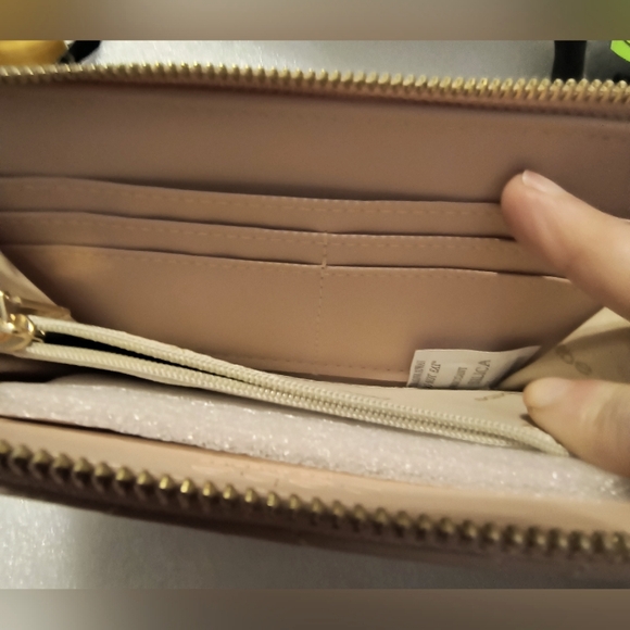 NWT Bebe Blush Pink  Quilted Zip Around  Women's Wallet SMOKE FREE HOME - Picture 3 of 6